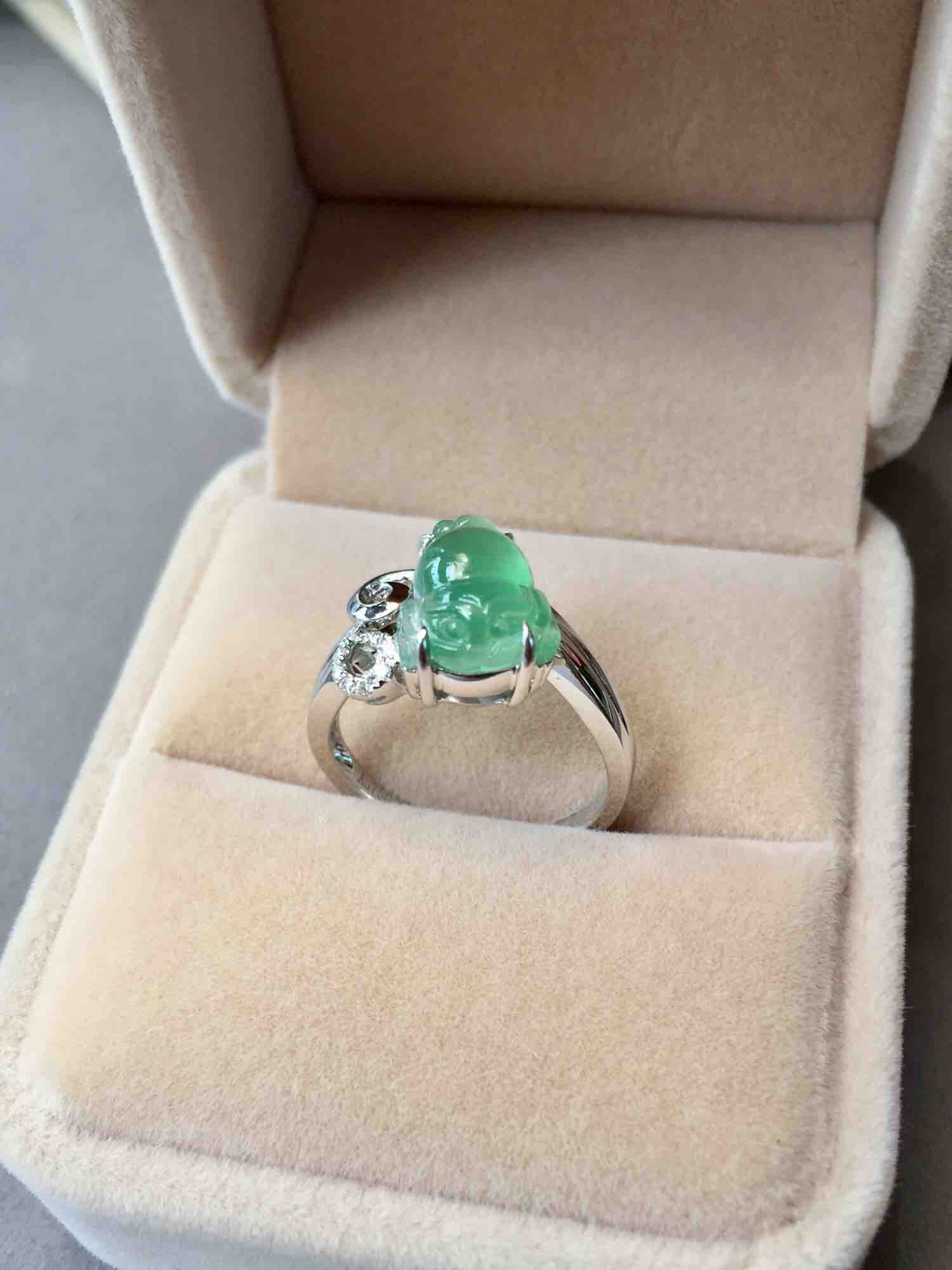 翡翠高冰种浅阳绿三足金蟾戒指18k白金钻石镶嵌