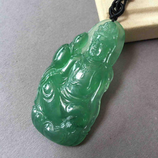 翡翠收藏级别冰种阳绿大观音 商品图2