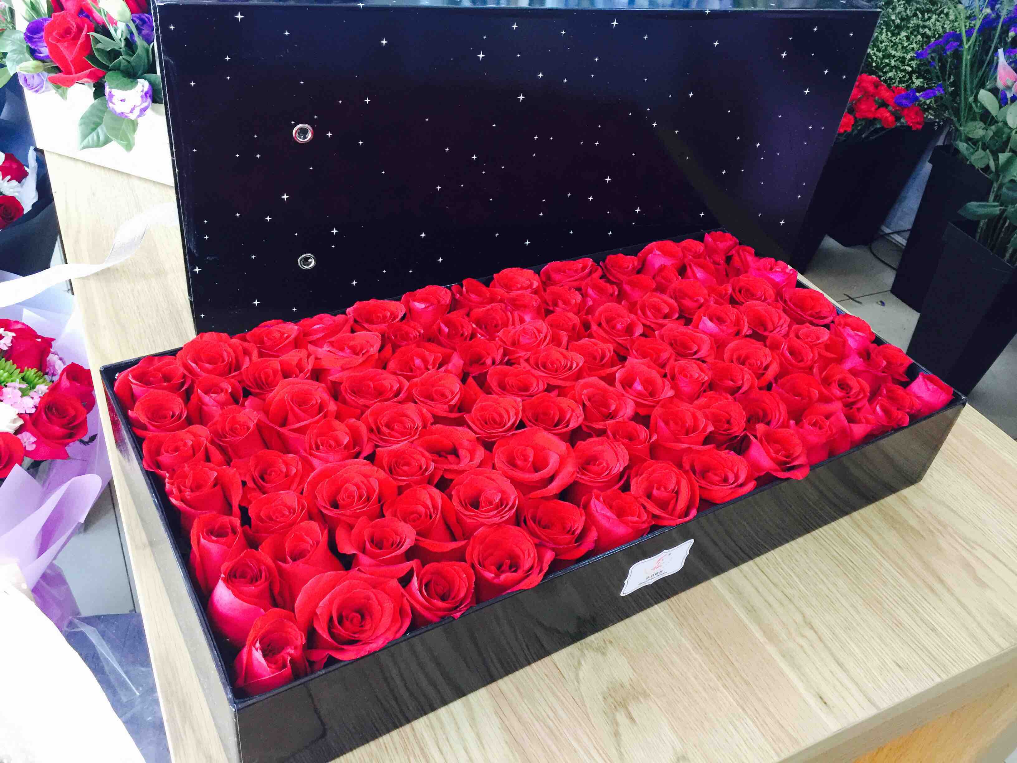 花材:a级拍市红玫瑰 包装:黑色高档礼盒 【红玫瑰款】1299元