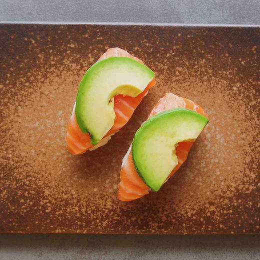 生牛油果三文鱼握寿司