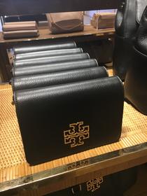 Tory burch 大logo扣牛皮单肩包