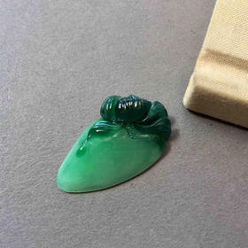 翡翠糯冰种阳绿俏色精雕和和美美