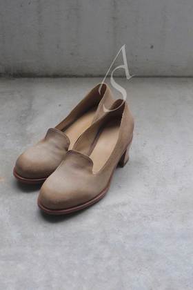 Cherevichkiotvichki 驼色翻毛圆头中跟鞋