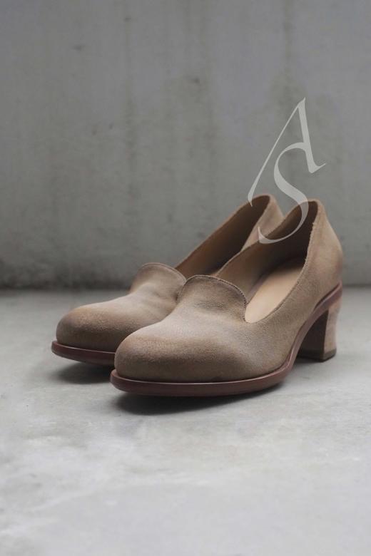 Cherevichkiotvichki 驼色翻毛圆头中跟鞋 商品图2