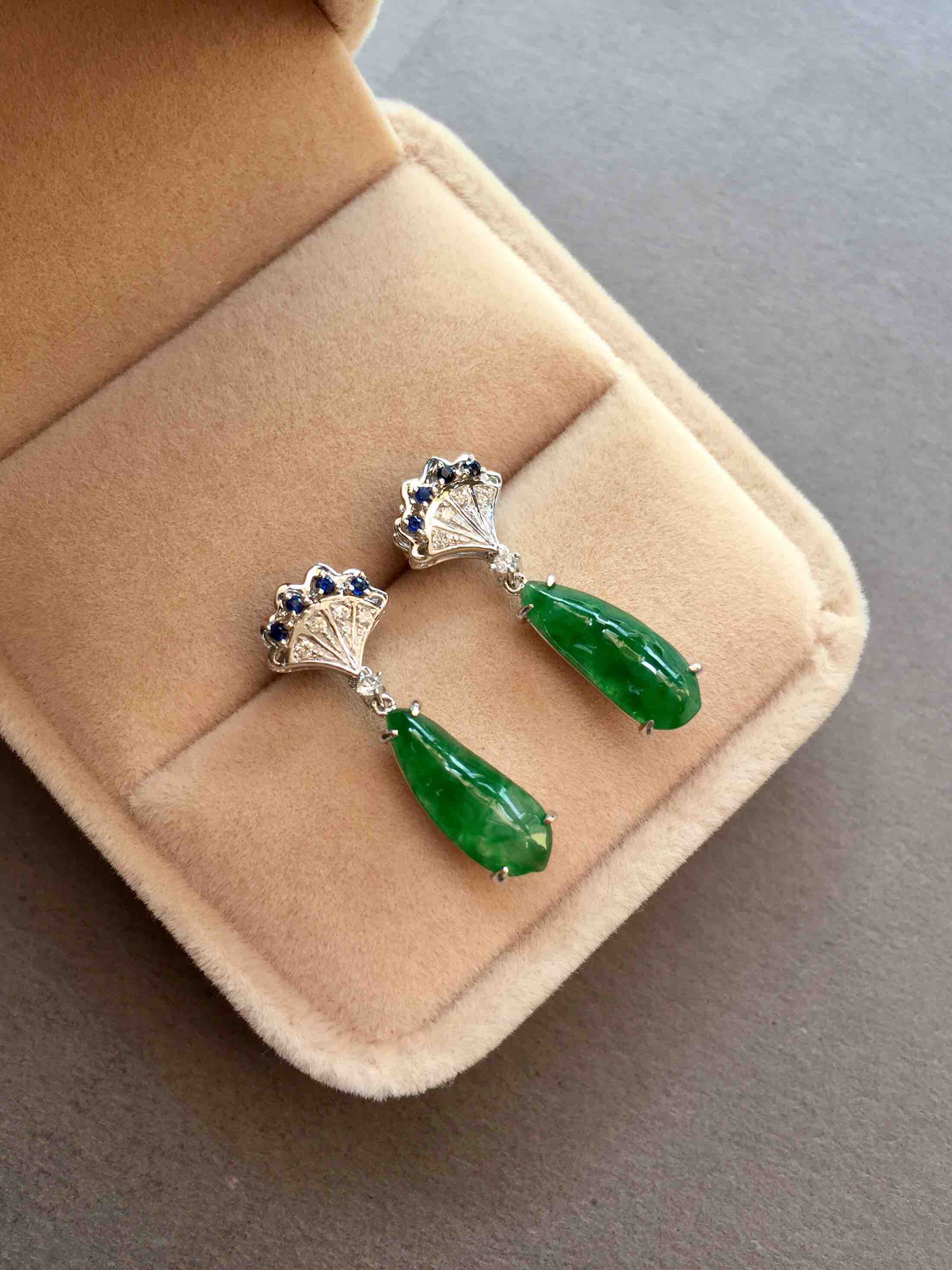 翡翠冰种阳绿福豆耳坠18k白金蓝宝石镶嵌