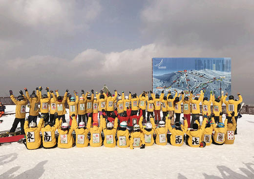 【新增三日班】冬季开板松花湖3日滑雪之旅 2017年11月24日 2017年11月24日-11月26日机票+2晚酒店（含早）+2日雪票+保险松花湖青山客栈 商品图2