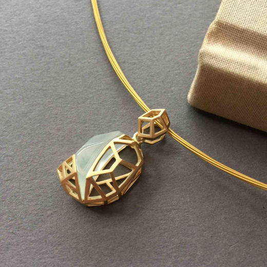 镂空款冰种翡翠加几何金工艺吊坠18k黄金镶嵌