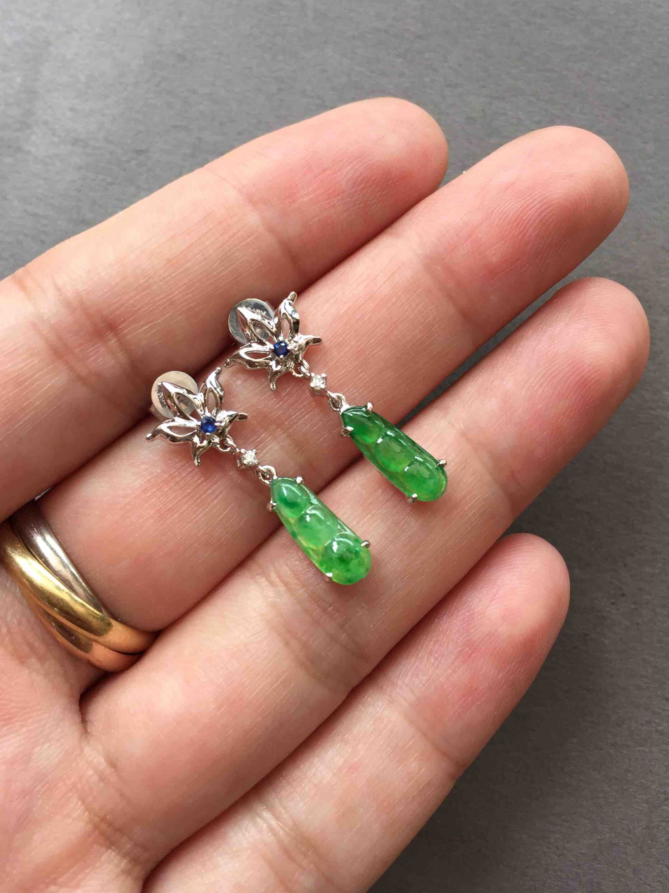 翡翠冰种飘阳绿福豆耳坠18k白金镶嵌