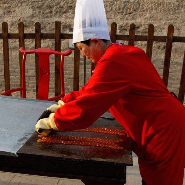 古法熬制梨膏糖清肺祛咳化痰