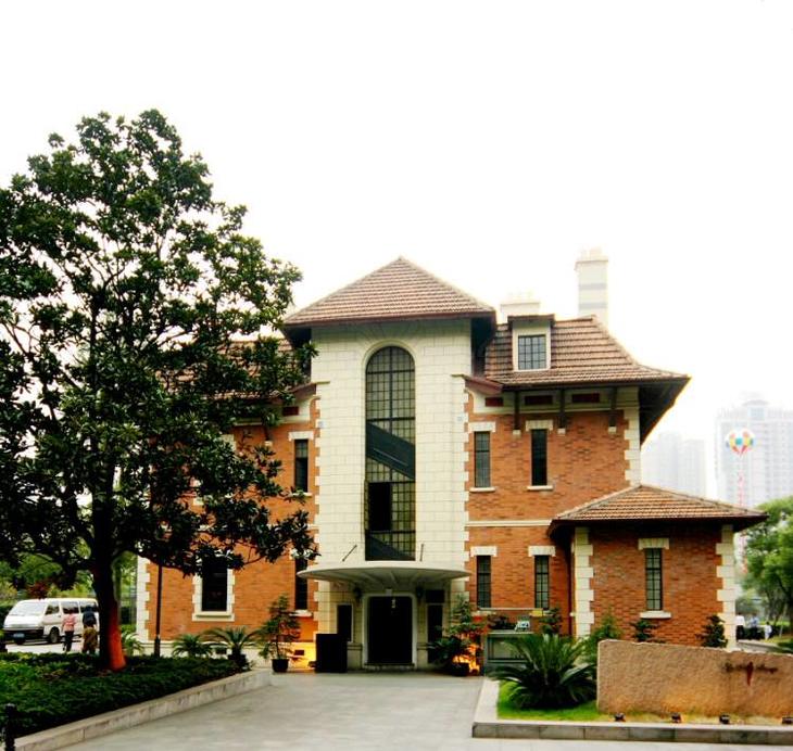 三十年代是百代唱片公司在上海的所在地,就在这幢暗红色的小楼里,诞生