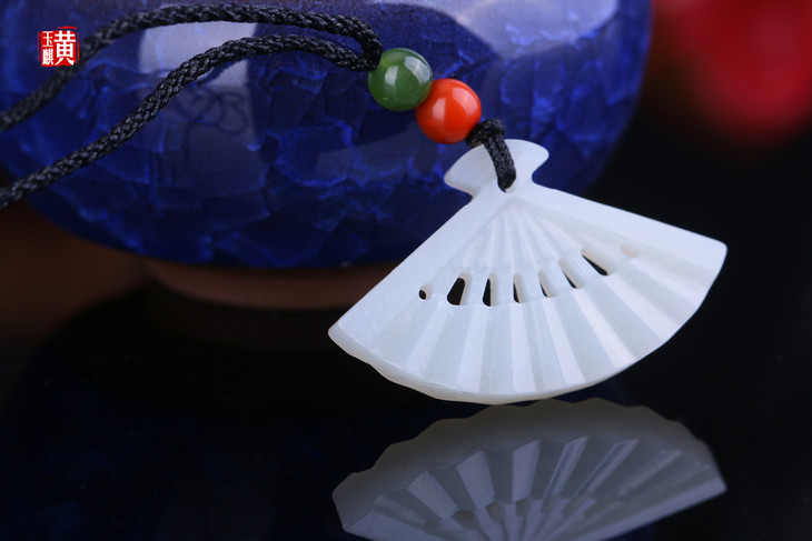 文雅又别致,纯净无暇 【平安心扇】和田白玉扇形吊坠 | 净重:4.46g