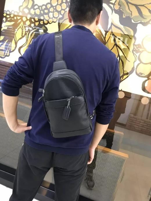 124孤品102903毒家首发胸包中的航空母舰17年z柜秋冬新款拼色男士胸包