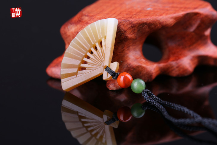 折扇造型,精细雕琢下,九根扇骨镂空雕刻下精致清晰,淡雅柔和.