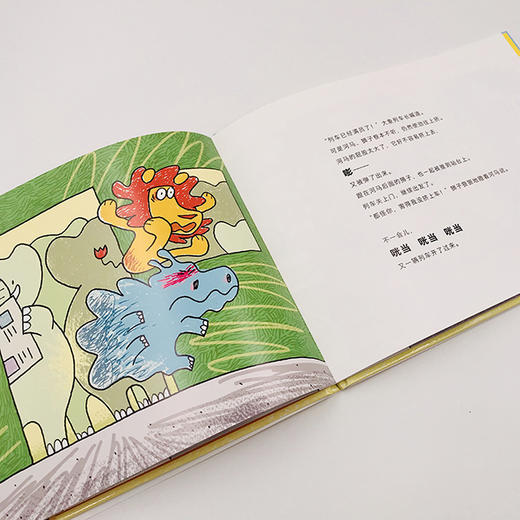 《动物列车开来了》幽默描绘各种令人惊叹的动物列车的同时，讲解动物的生活习性等科学知识，寓教于乐。且随书附带亲子游戏方法+儿歌二维码，孩子们可以边听歌曲边做游戏。 商品图5