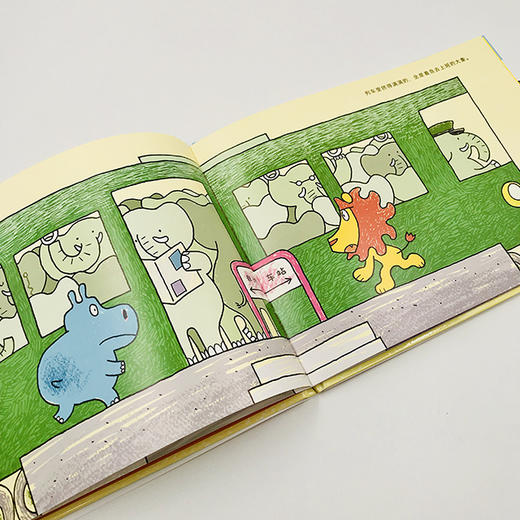 《动物列车开来了》幽默描绘各种令人惊叹的动物列车的同时，讲解动物的生活习性等科学知识，寓教于乐。且随书附带亲子游戏方法+儿歌二维码，孩子们可以边听歌曲边做游戏。 商品图6