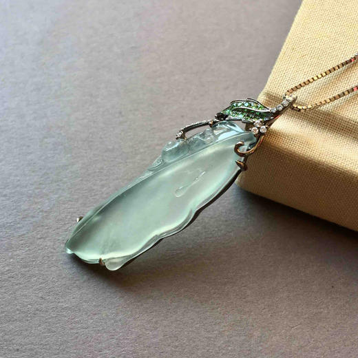 翡翠叶子高冰种一叶（夜）成名18k白金沙弗莱石镶嵌黑金工艺 商品图1