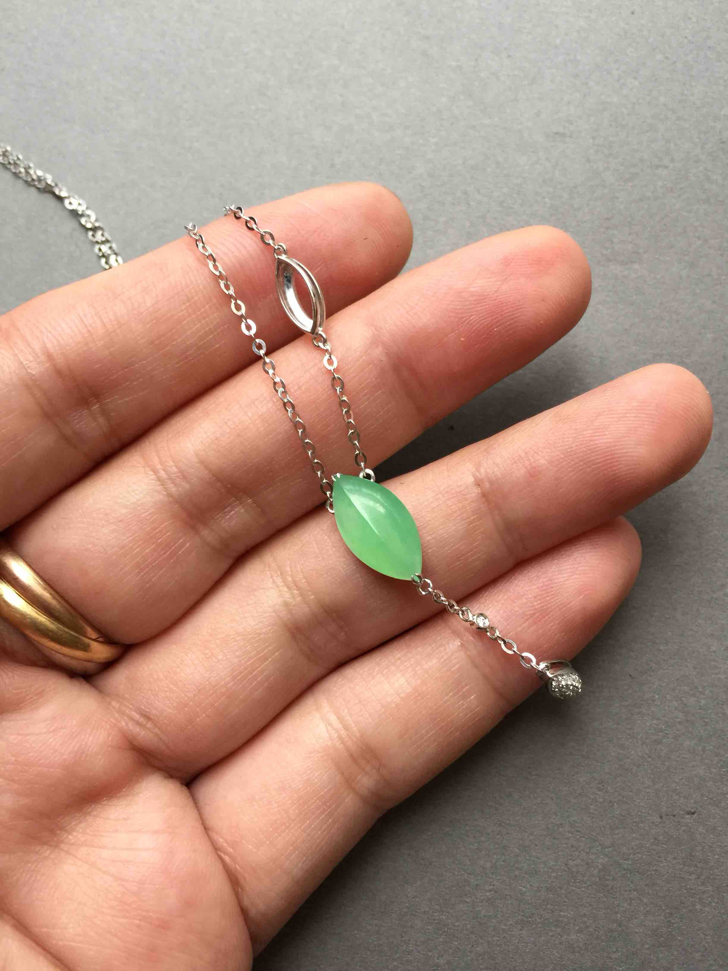 冰种阳绿翡翠锁骨链18k白金钻石镶嵌