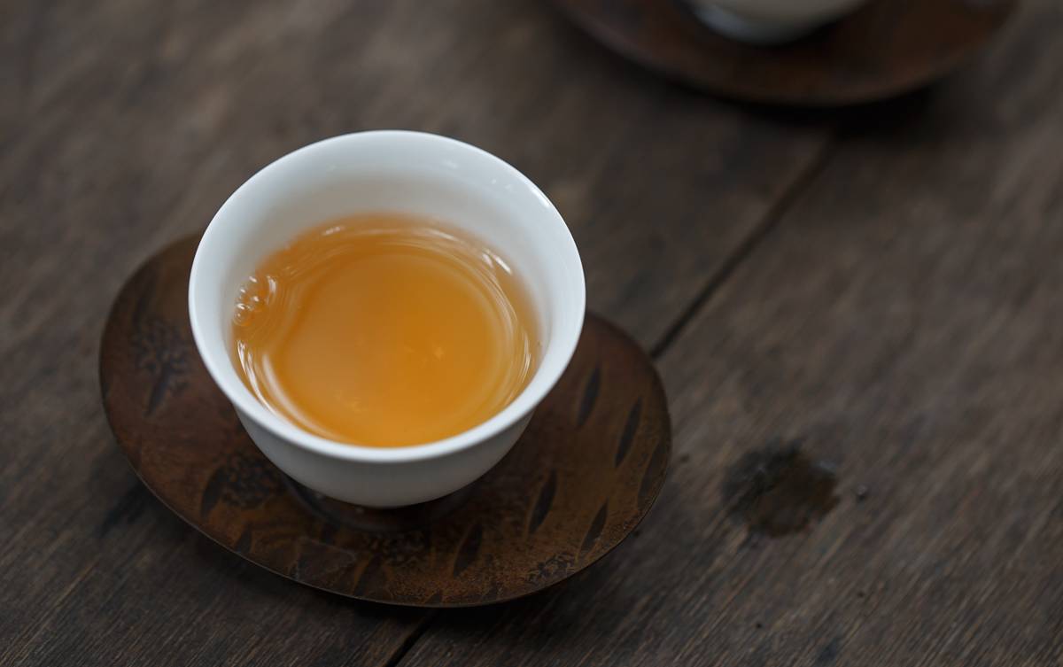 因为今年我们做的是贡眉,贡眉比寿眉多芽毫,所以茶汤更甜润.