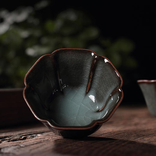 尚唐丨龙泉铁胎青瓷 大号品茗杯 天石葵口杯 龙泉黑胎哥窑 商品图0