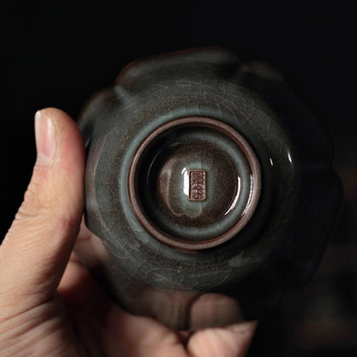 尚唐丨龙泉铁胎青瓷 大号品茗杯 天石葵口杯 龙泉黑胎哥窑 商品图2