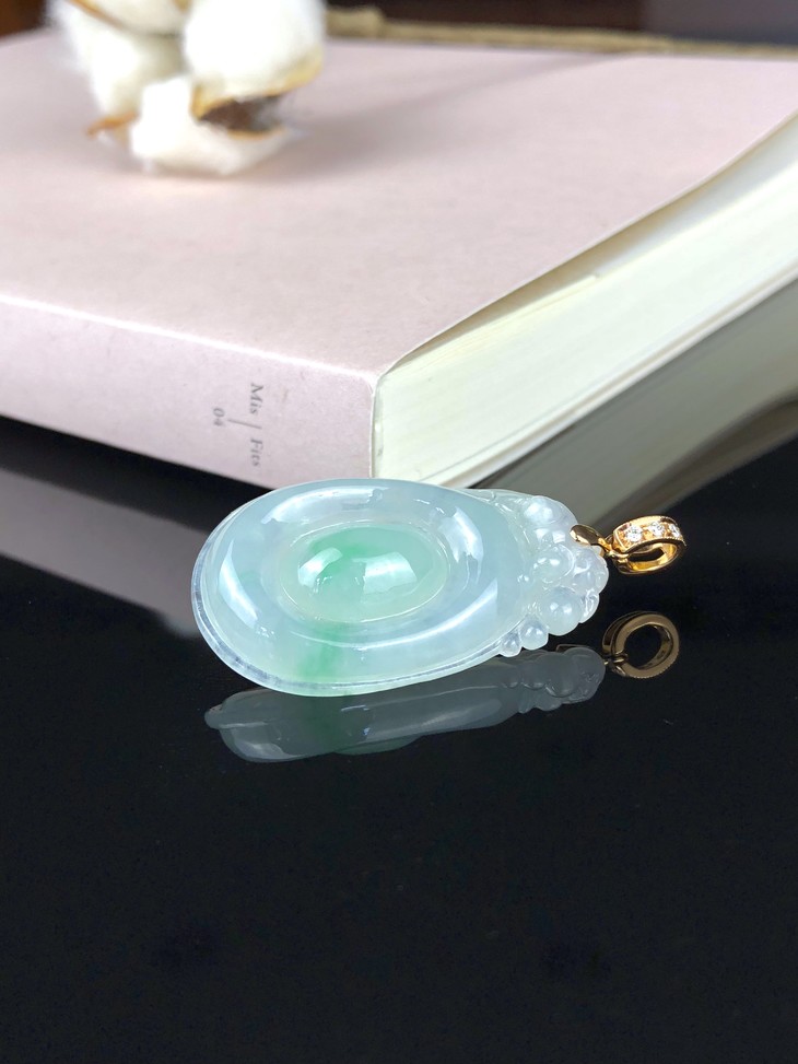 清秀貌美的翡翠福贝挂件