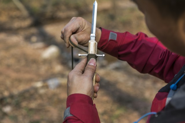 没有棍子,伞绳可以穿系尾孔,变成可远距离攻击的绳镖!穿刺力惊人.