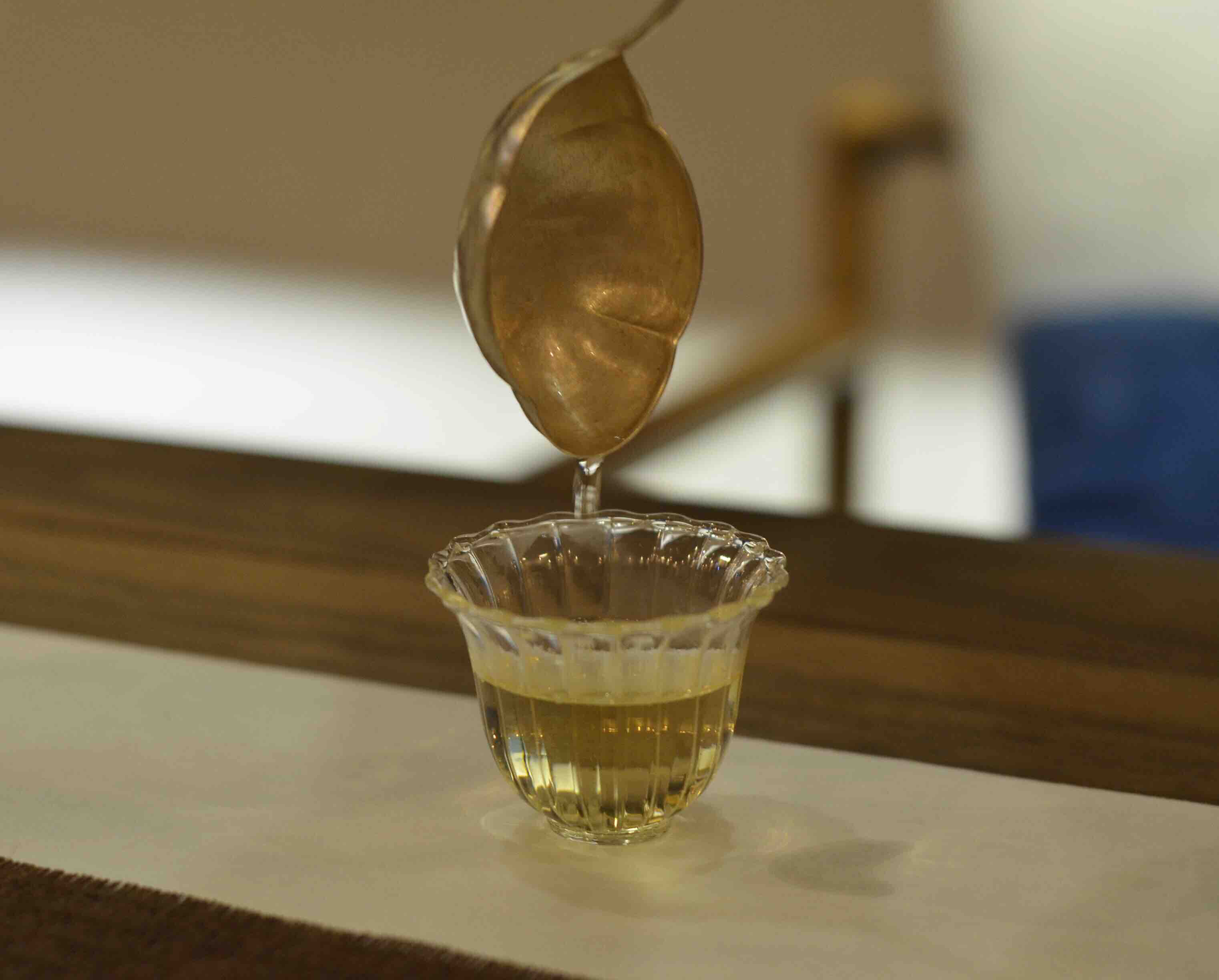 小贴士:白毫银针也可用玻璃杯冲泡独饮,赏心悦目,另:白茶一年茶.