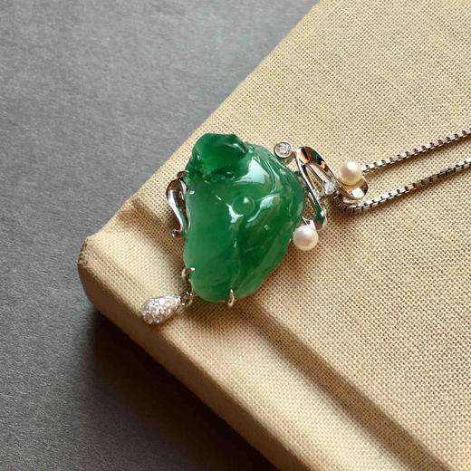 翡翠冰种阳绿和和美美呱呱来财18k白金钻石镶嵌 商品图2