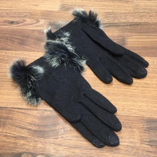 HFW1323002 黑色针织手套 羊毛 兔毛 锦纶 辅料：兔毛皮  手指花饰可划动ipad（原价288） 商品图1