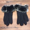 HFW1323002 黑色针织手套 羊毛 兔毛 锦纶 辅料：兔毛皮  手指花饰可划动ipad（原价288） 商品缩略图0