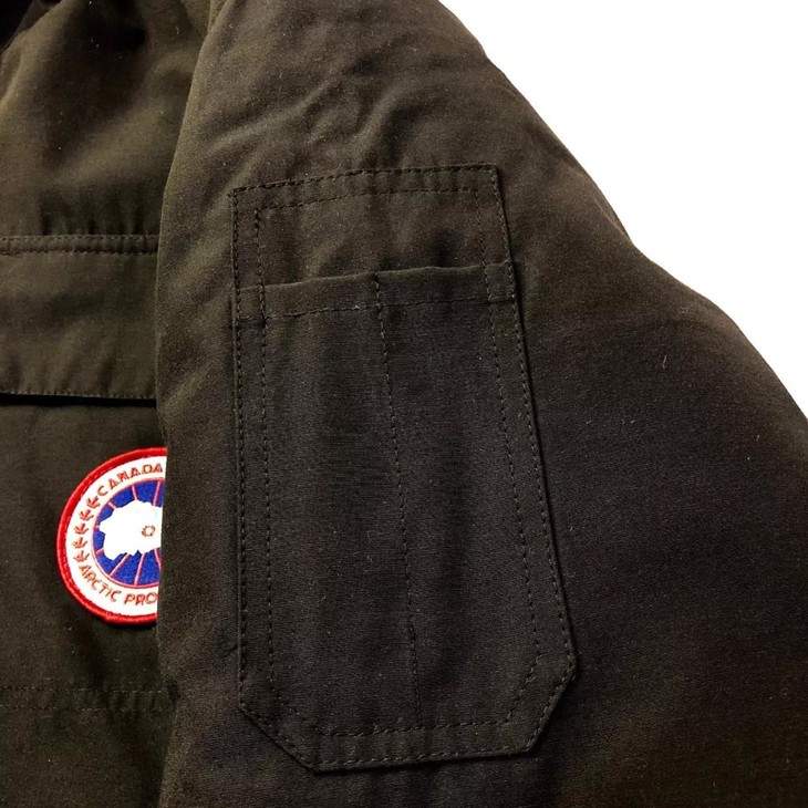 设计,抵抗寒风侵袭毛领特写,采用的是真正的加拿大郊狼毛残渣一捏全部