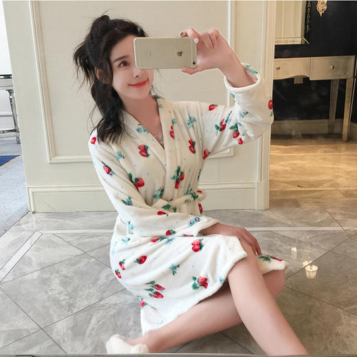 【服饰鞋包】秋冬爆款珊瑚法兰绒加厚加大女士睡衣 女保暖外穿家居服套装 商品图4