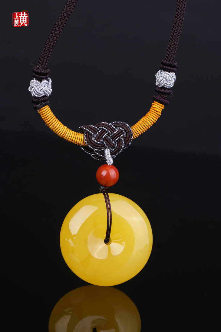 象征团圆美满的蜜蜡平安胖扣很是应景