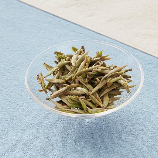 归岭丨白毫银针 日晒 福鼎老树白茶 2021年 特级 100g 简约礼盒 配手提袋    商品图5