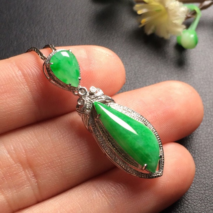 73888翡翠糯种满绿随行吊坠