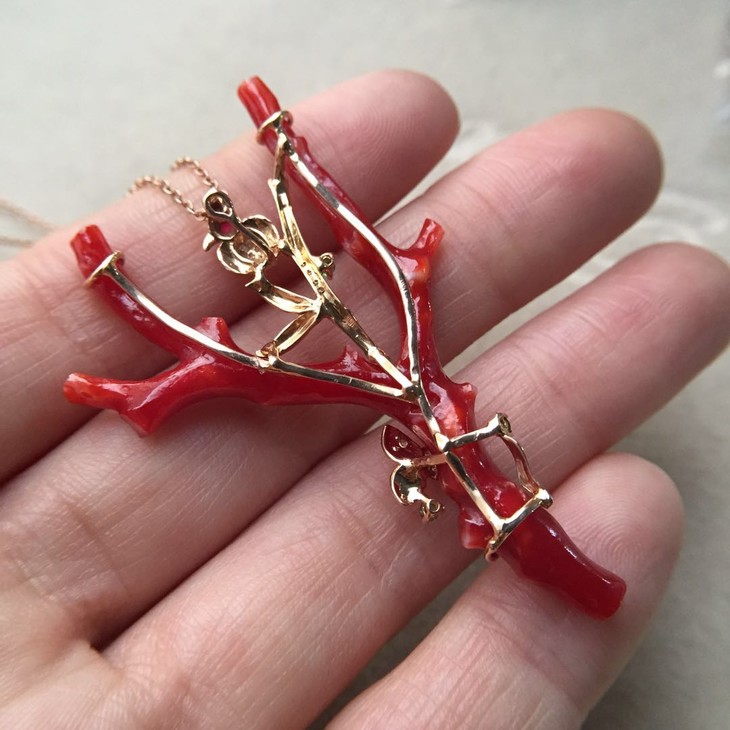 4415418k金镶嵌阿卡珊瑚树枝吊坠