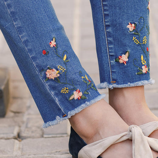 茵曼2018春装新款植物绣花毛边脚口弹力九分牛仔裤女裤1881334155