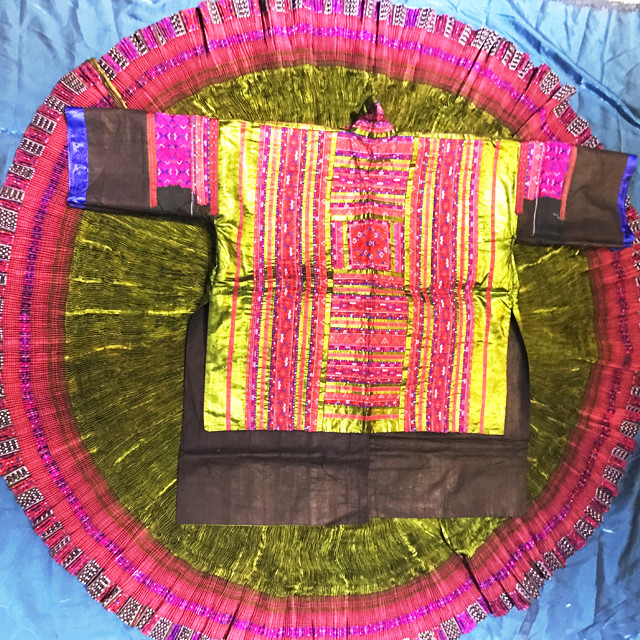 数纱 锁边绣面料:真丝年代:五六十年代商品名称:八成新黄平苗族盛装