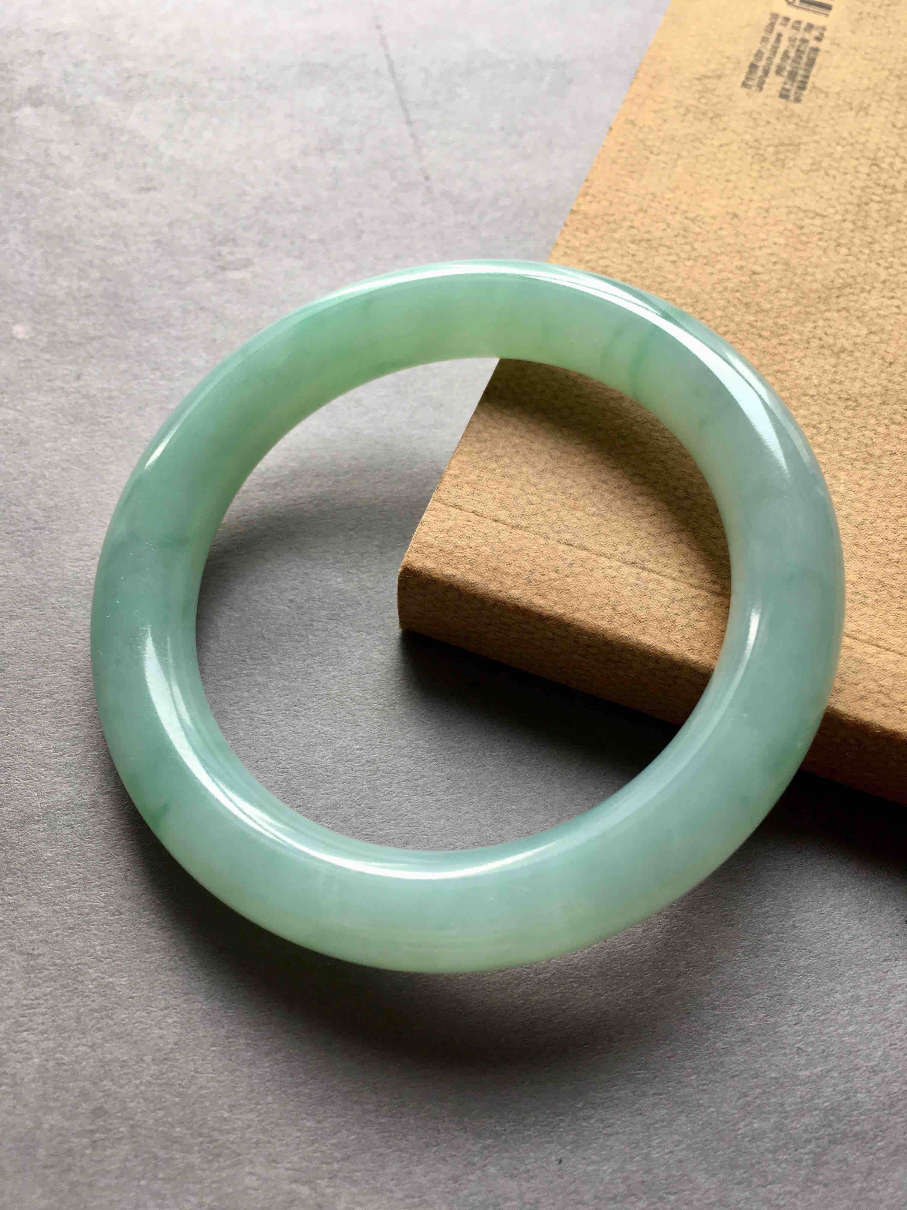 淡苹果绿底色飘阳绿圆条手镯53.5 - 翡翠禄来