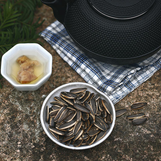 个大饱满,山核桃味的水煮瓜子,嗑起来好上瘾