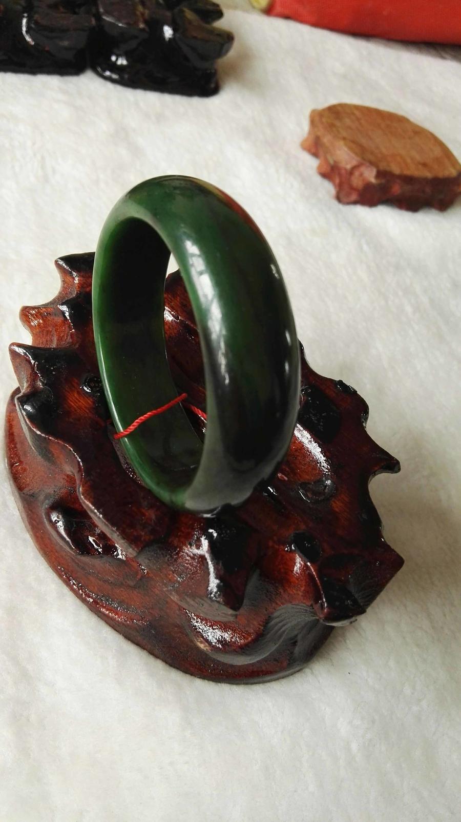 和田碧玉手镯,黑皮老料,稀罕的宝贝.