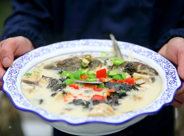 喝着山泉水活蹦乱跳的开化清水鱼当天买当天吃没有泥腥味肉质细嫩