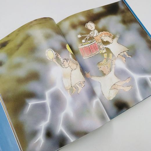 《云上的孩子》1.图画书大师约翰·伯宁罕作品。 2.一个关于童年梦想的幻想故事，充满童趣，巧妙而有魔力。 商品图5