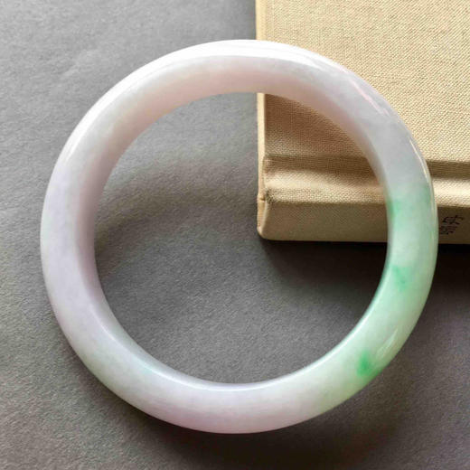 春带彩的翡翠手镯，糯种紫罗兰加阳绿56 商品图1