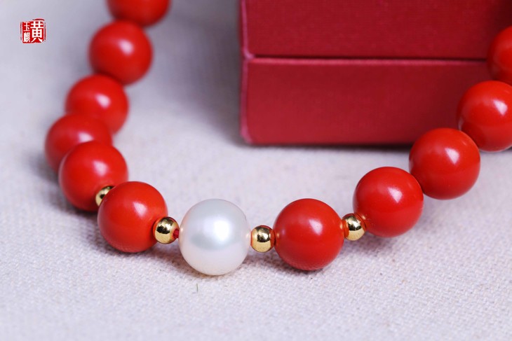 24g左右 配珠:天然珍珠  适合手围:11cm~17cm 非常纯正热烈的红色  是