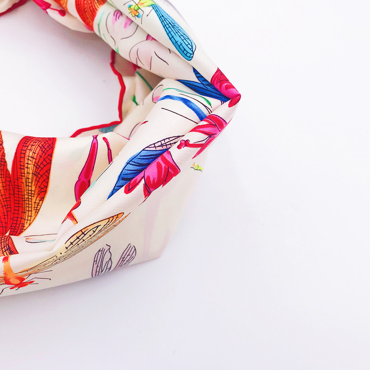 太湖雪真丝斜纹小方巾