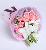 为爱相随- 多头百合1枝，戴安娜粉玫瑰11枝，搭配适量黄莺、满天星,内层淡紫色棉纸，外层粉色牛油瓦楞纸，紫红色缎带花结 商品缩略图2