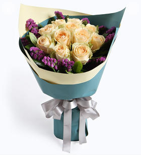柔情似水---香槟玫瑰11枝，紫红色勿忘我0.3扎，栀子叶适量 黄色/绿色双色人造纸，银色缎带花结（1014）