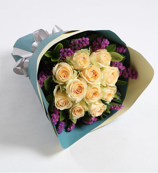 柔情似水---香槟玫瑰11枝，紫红色勿忘我0.3扎，栀子叶适量 黄色/绿色双色人造纸，银色缎带花结（1014） 商品图1