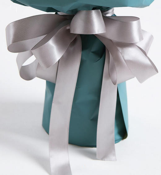 柔情似水---香槟玫瑰11枝，紫红色勿忘我0.3扎，栀子叶适量 黄色/绿色双色人造纸，银色缎带花结（1014） 商品图2